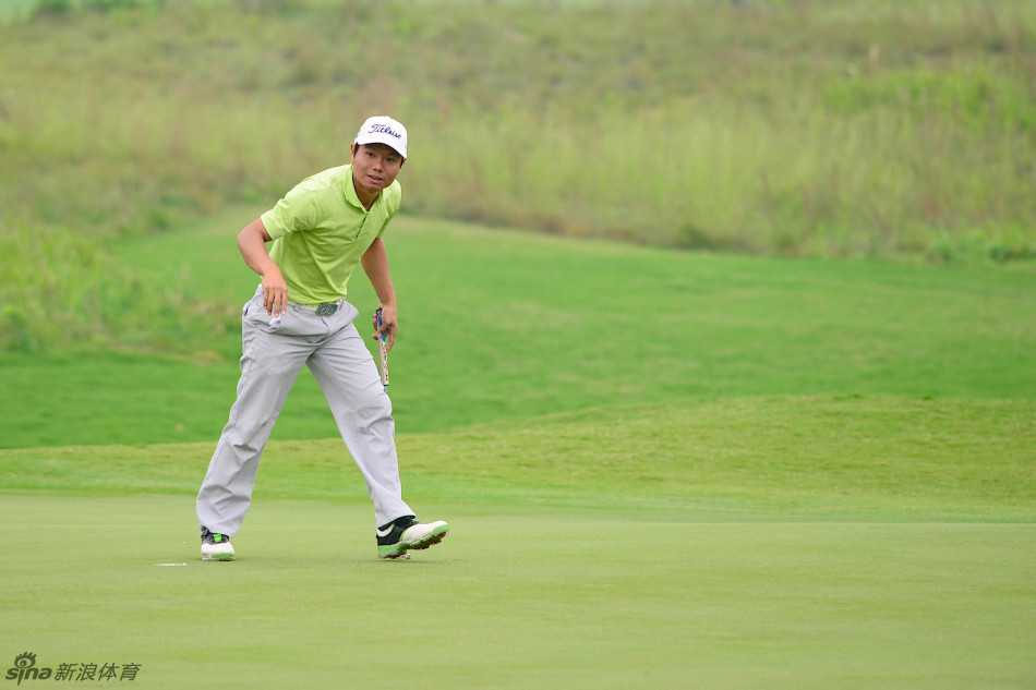 沙坑中沙砾飞溅，球员完成了一次漂亮的沙坑救球，小球正朝着果岭旗杆方向飞去。