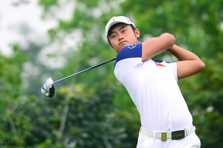 刘春在果岭上推杆入洞，成功抓下小鸟球后，脸上露出了自信而满意的笑容。