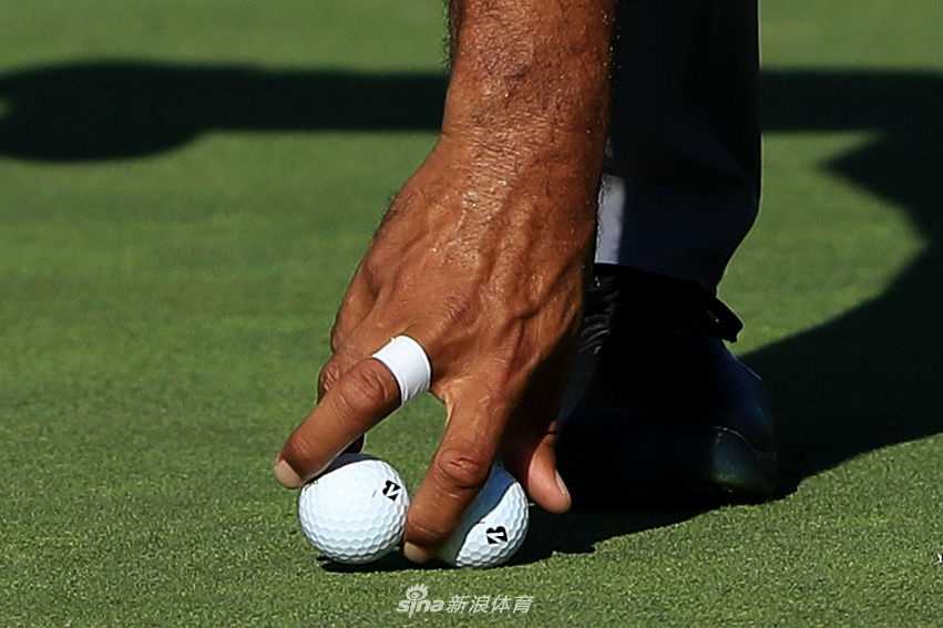 贾斯汀·托马斯与父亲在球场边亲切交流，高尔夫是传承两代人的共同语言与情感纽带