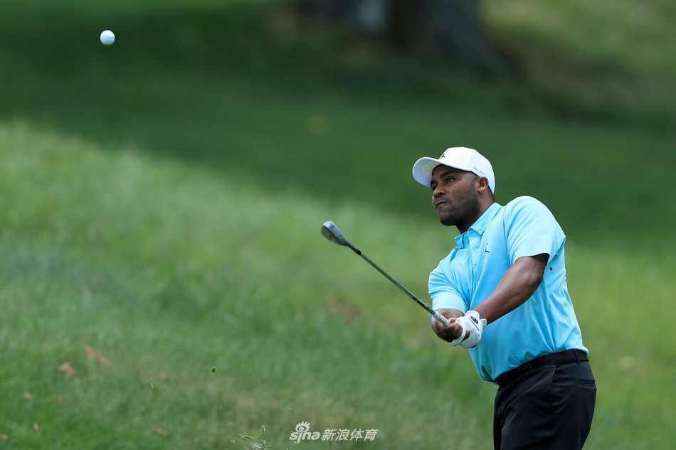 伍兹挥杆击球的瞬间被定格，力量与优雅完美结合，白色高尔夫球即将如子弹般冲向远方