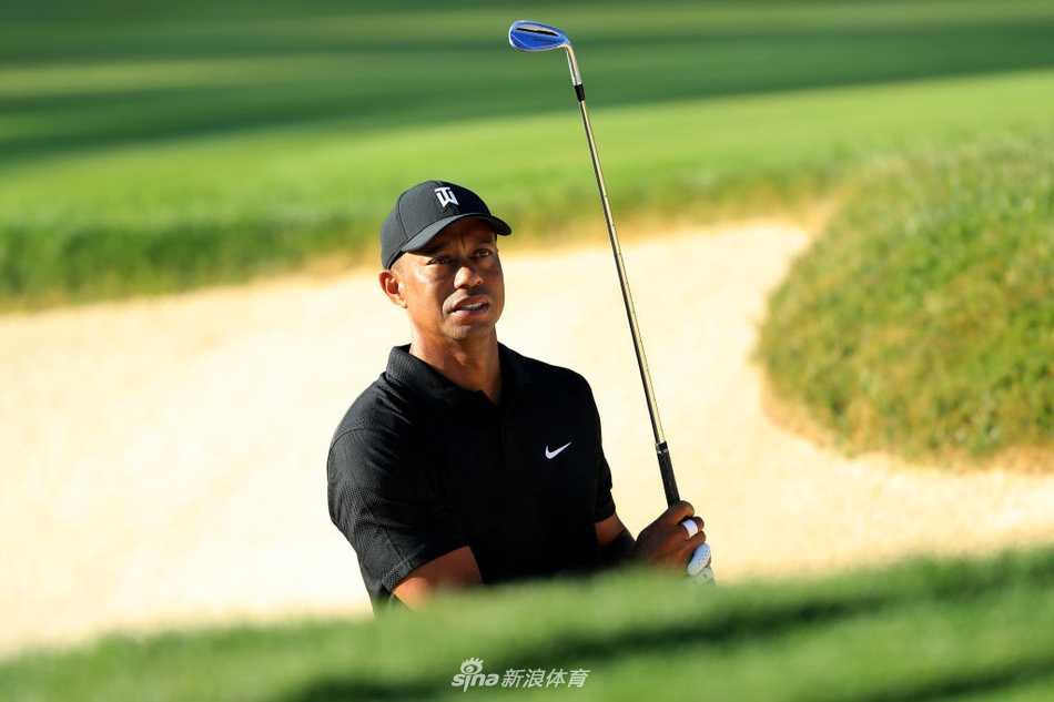 伍兹的球包特写，里面整齐装备着陪伴他征战沙场的TaylorMade球杆与Scotty Cameron推杆