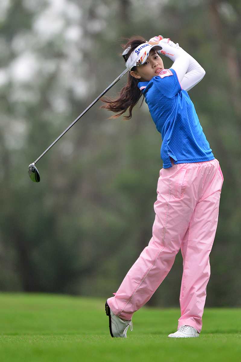 宋依霖站在球旁凝神静思，仿佛正在心中预演击球的完整路线