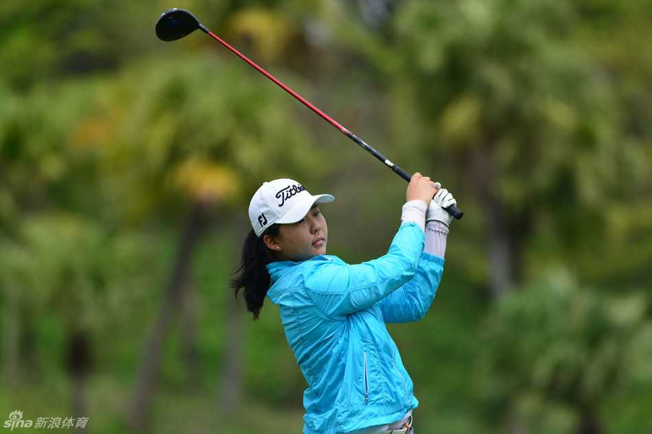 绿茵挥杆光影间 比赛中,一位球手正俯身仔细观察果岭边的长草区,评估球位,其专注的神情体现了高尔夫运动所需的精确判断与冷静思考。