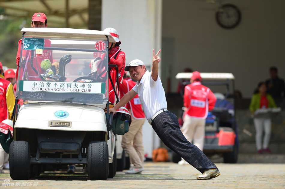 比赛间隙，球员宋女士正在果岭旁进行轻柔的伸展，活动筋骨，为接下来的比赛做好准备，展现了运动员张弛有度的专业风貌。