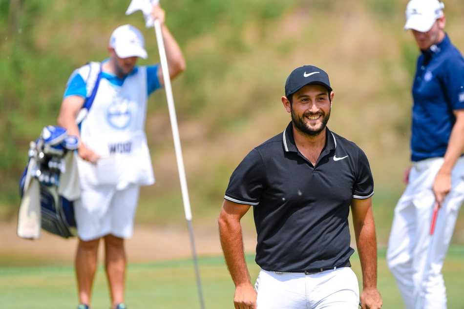 法国名将亚历山大-列维推杆成功后，脸上洋溢着灿烂而放松的笑容，仿佛所有压力都随球入洞而消散。