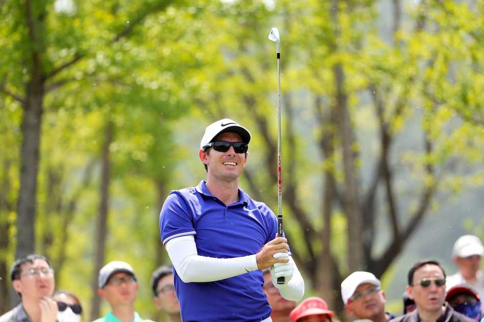 中国高尔夫领军人物李昊桐在比赛中进行关键推杆，神情平静而坚定，肩负着本土观众的期待。