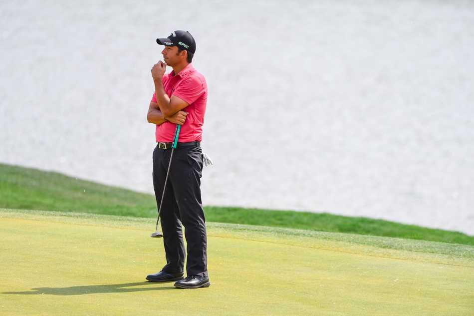 中国球员吴阿顺在比赛中进行铁杆击球，动作流畅而稳定，展现出扎实的技术功底。