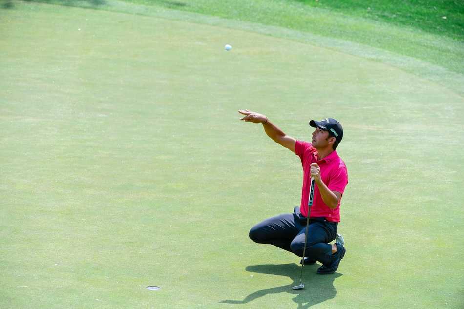 球员里卡多-格维亚在开阔的球道上完成大幅度的全挥杆，身姿舒展充满力量感。