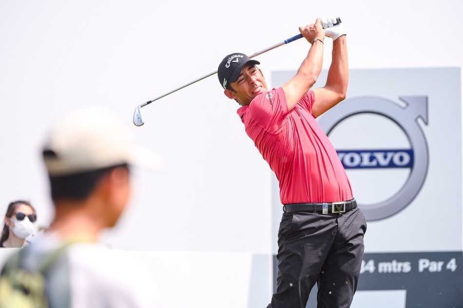 帕布罗-拉拉扎巴尔完成一次完美的推杆后，小球正滚向洞杯，他的目光紧随球路。