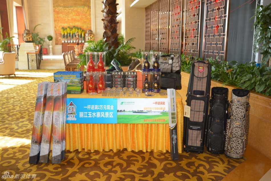 绿茵挥杆竞风流 友谊满载欢乐行 获奖选手在颁奖典礼上手捧奖杯,脸上洋溢着喜悦的笑容