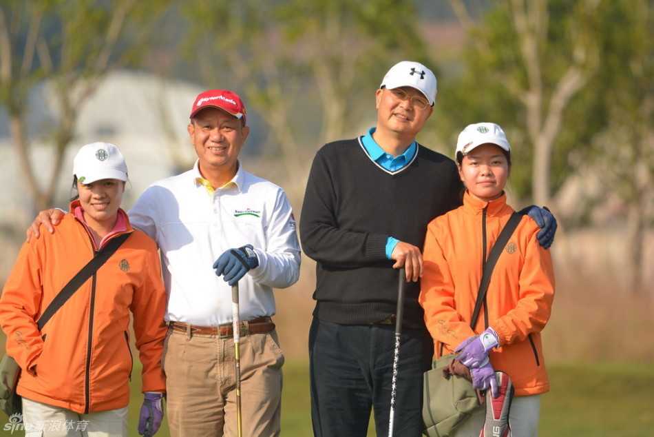 绿茵挥杆竞风流 友谊满载欢乐行 选手与球童并肩观察果岭线路,共同商讨推杆策略