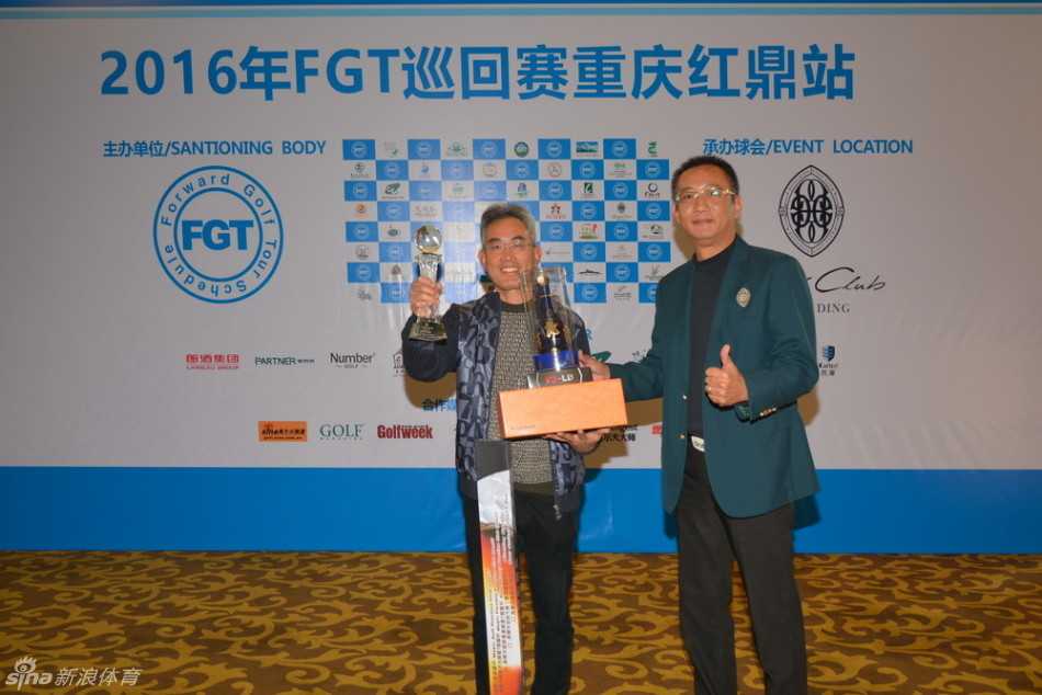 绿茵挥杆竞风流 友谊满载欢乐行 两位高尔夫球手在球道上愉快交流,洋溢着友谊与分享的氛围