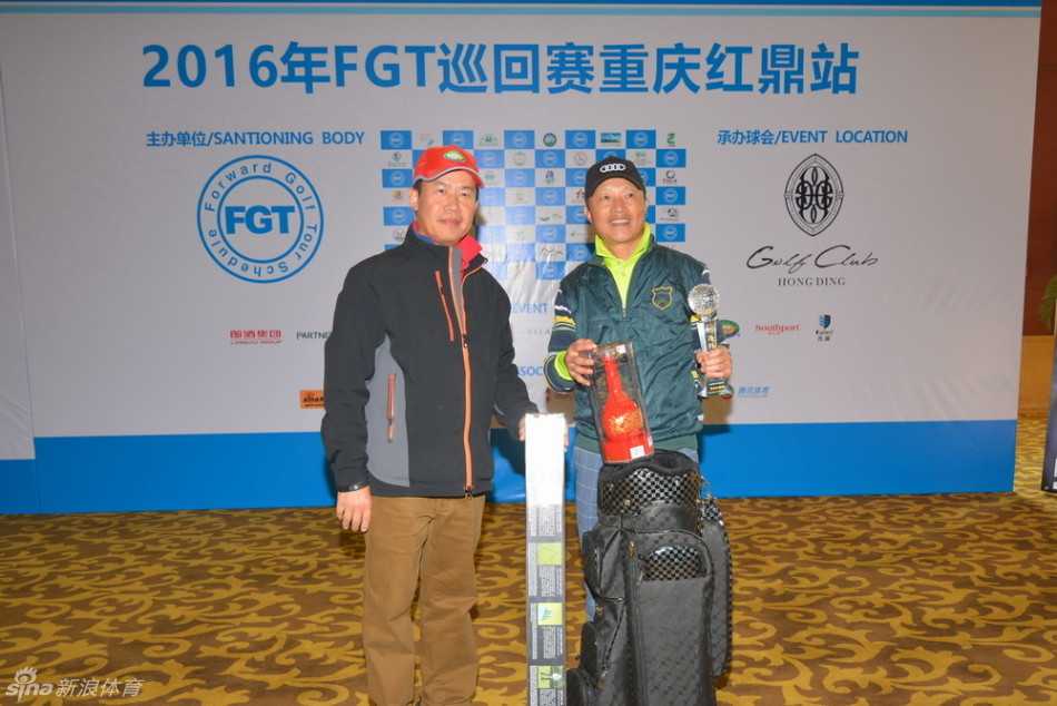 绿茵挥杆竞风流 友谊满载欢乐行 高尔夫球手在沙坑中成功救球,展现出精湛的短杆技术