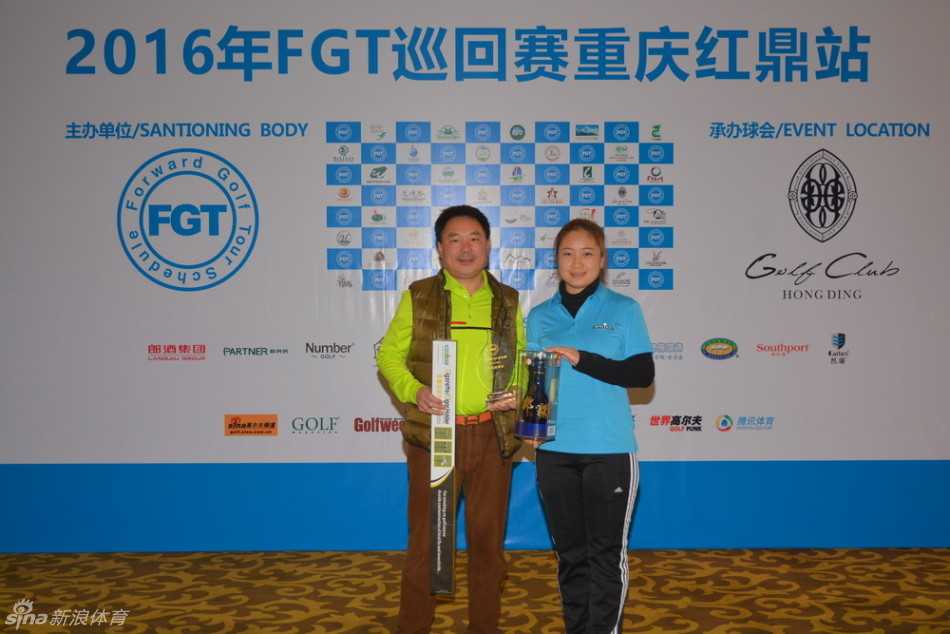 绿茵挥杆竞风流 友谊满载欢乐行 球员与球童在风景优美的球场中并肩前行,构成一幅和谐的运动画卷