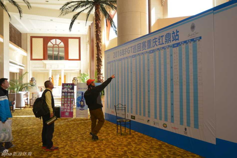 绿茵挥杆竞风流 友谊满载欢乐行 比赛选手大力挥杆的瞬间,动作流畅充满力量