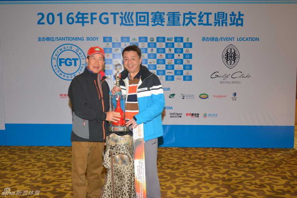 绿茵挥杆竞风流 友谊满载欢乐行 高尔夫球稳稳进洞的精彩一瞬,标志着一次成功的击球