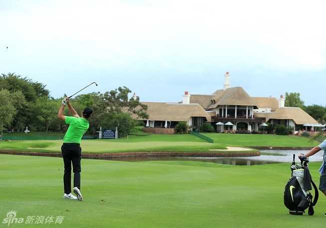 舒瓦泽尔在果岭上俯身进行关键推杆，他的姿态沉稳如山，推杆线路经过深思熟虑，果岭的光影交错突显了这决定胜负一击的凝重感。