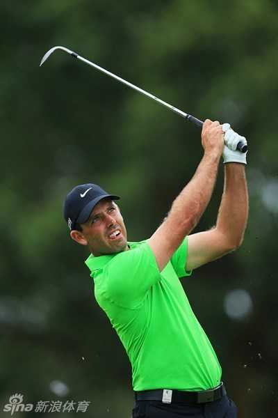 本纳维德斯在开球台上全力挥杆的瞬间，他的身体充分扭转，力量从地面经由躯干传递至手臂，完美捕捉了职业高尔夫挥杆的动态美感与爆发力。