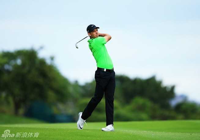 一位球员正面向观众席张开双臂，仿佛在拥抱全场的欢呼，这个充满激情的互动瞬间生动体现了赛事中球员与球迷之间热烈的情感联结。