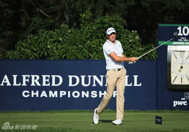 本杰明·赫伯特在发球台完成标准流畅的收杆动作，身体重心平稳转移，目光追随小球飞出的方向，整个姿态充满自信与掌控力。