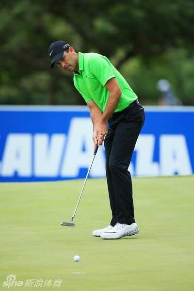 南非本土球手克里斯蒂安·巴森在比赛中露出自信的微笑，他正向观众挥手致意，展现出与主场球迷互动时的亲和力以及取得好成绩后的愉悦心情。