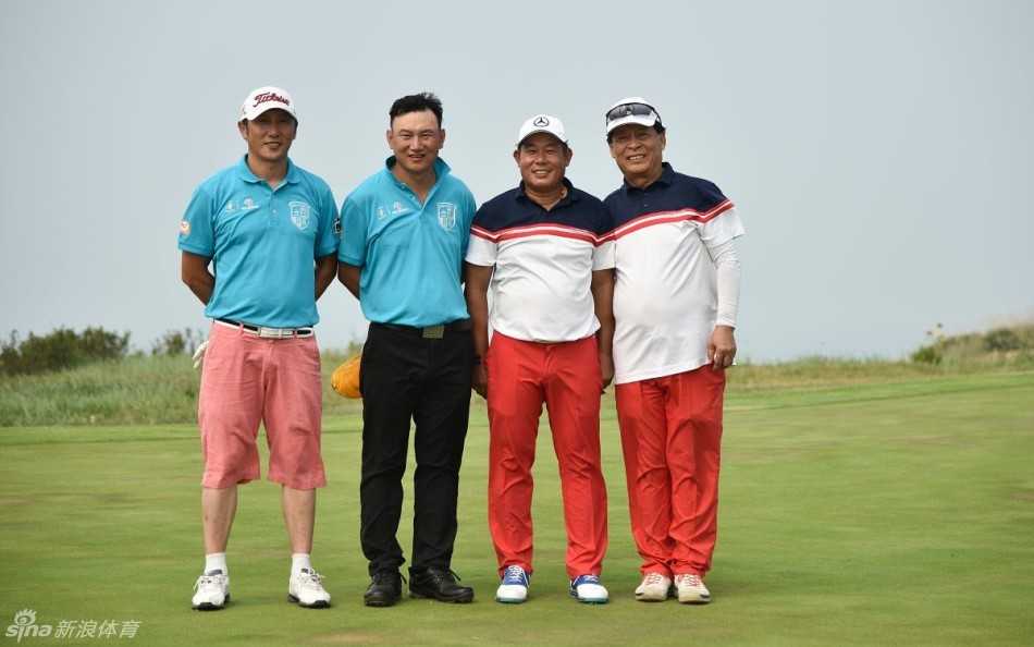 绿茵挥杆间的友谊与挑战 一位高尔夫球手正全神贯注地进行沙坑救球,杆头击起一片细沙,球在空中划出希望的弧线。