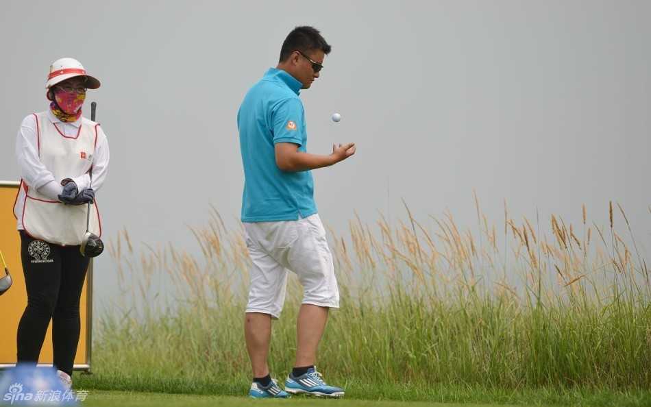绿茵挥杆间的友谊与挑战 球友们在果岭上并肩而立,一起弯腰观察推击线路,专注讨论,展现了团队协作与友好交流的氛围。