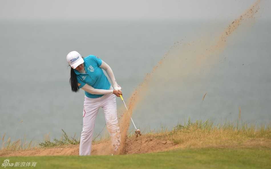 绿茵挥杆间的友谊与挑战 夕阳西下,两位高尔夫球手在球道上并肩行走,轻松交谈,影子被拉得很长,画面充满了悠闲与友爱的情谊。