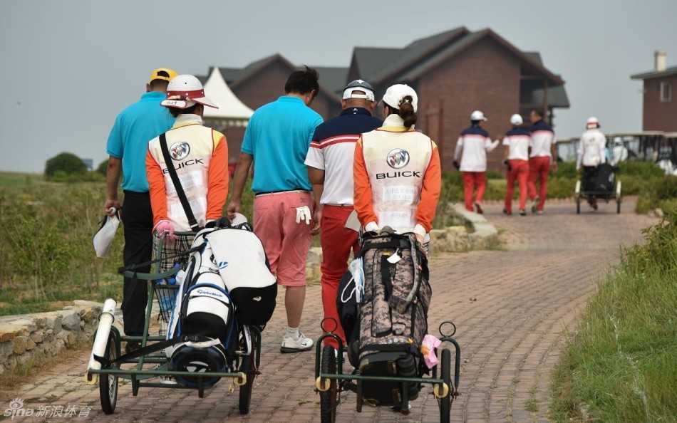 绿茵挥杆间的友谊与挑战 球员在果岭边用切杆处理一记精准的切击,小球柔和落地后向洞杯滚去,充满技巧与手感。