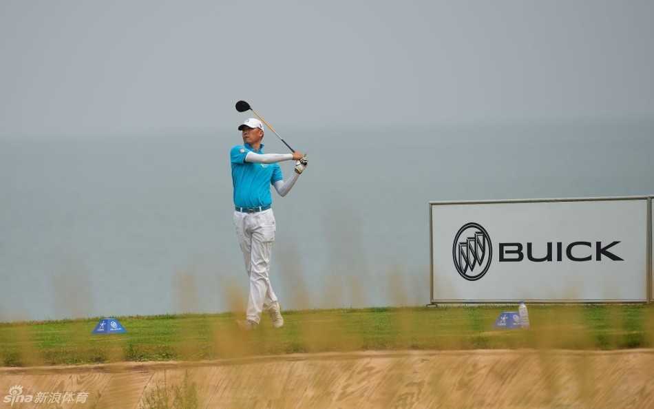 绿茵挥杆间的友谊与挑战 一位球员在沙坑中成功将球救上果岭,他完成随挥动作,目光追随小球,脸上露出满意的微笑。