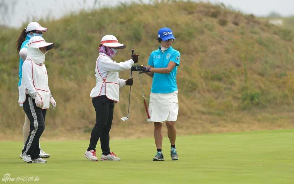 绿茵挥杆间的友谊与挑战 四位球手在开球前于发球台合影留念,手扶球杆,神情轻松愉快,展现了高尔夫运动的社交与休闲魅力。