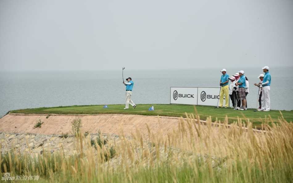 绿茵挥杆间的友谊与挑战 一位球员正在仔细擦拭心爱的高尔夫球杆,动作细致而专注,体现了他对装备的爱护与对运动的尊重。