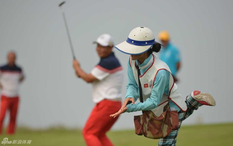 绿茵挥杆间的友谊与挑战 高尔夫球手在发球台完成一次完美的一号木开球,身体充分扭转,杆头速度达到极致,球飞向宽阔的球道中央。