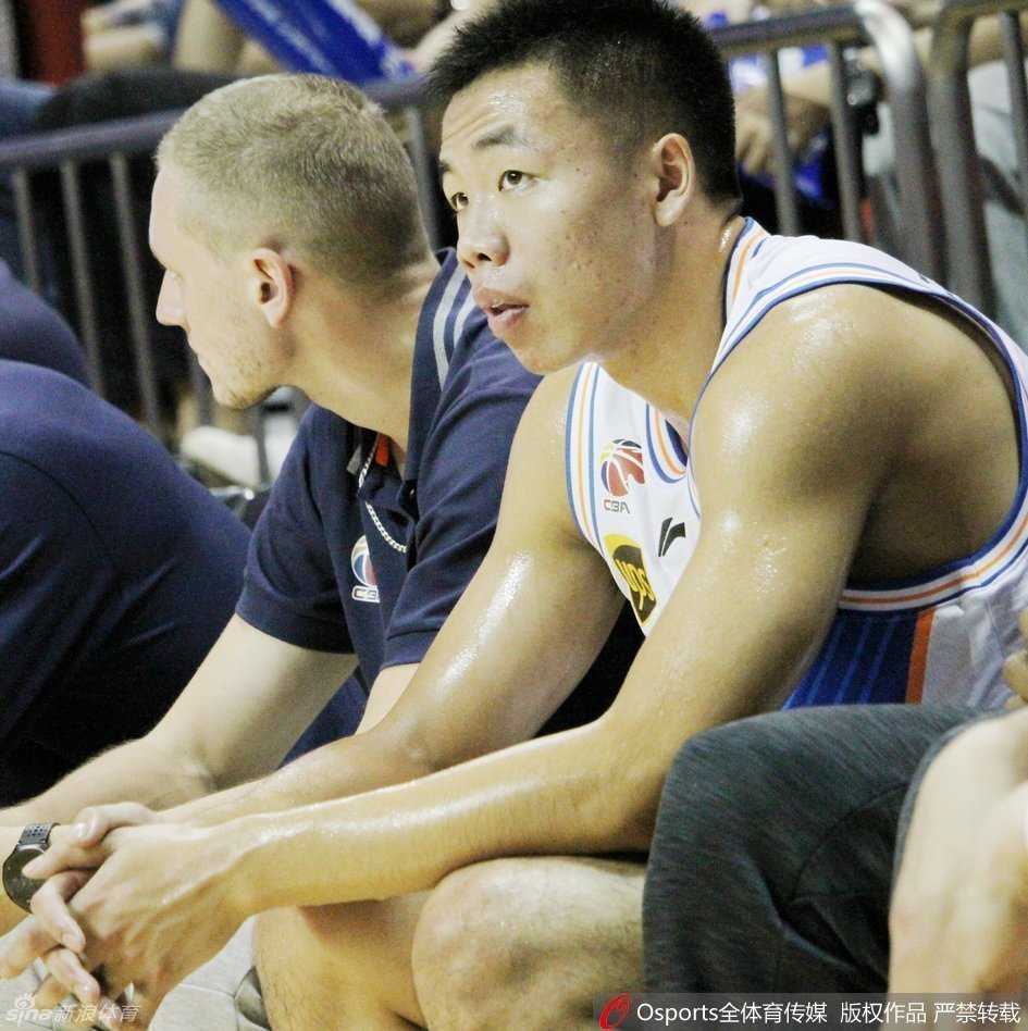 2016海峡杯上海站姚明督战,大鲨鱼主场大胜裕隆 替补席上,身披战袍的唐子豪神情专注,随时准备听从教练的召唤登场亮相。