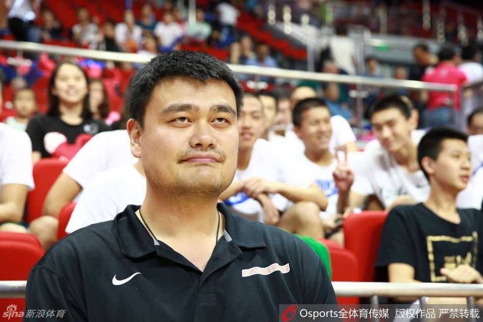 球场边，姚明身姿挺拔，目光如炬地注视着场内，他的出现仿佛给上海队的小伙子们注入了一剂强心针。