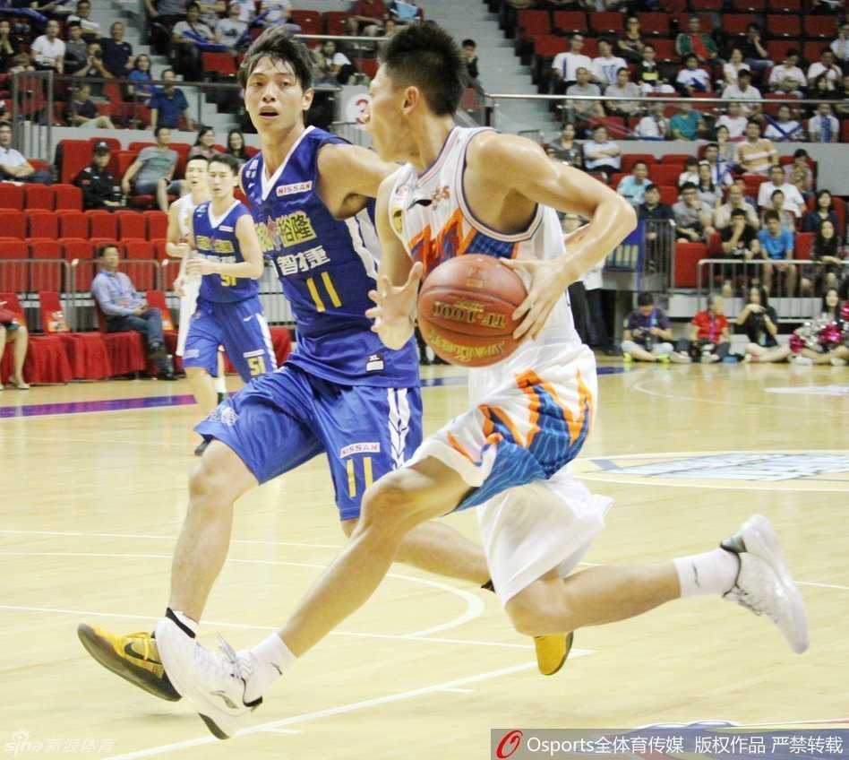 刘晓宇运球如风，一个箭步甩开防守人，如利刃般直插对手心脏地带。