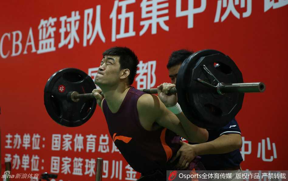 另一张西热力江体测时的照片，他似乎在测试间隙休息，但脸上的表情依然丰富，眼神迷离，嘴巴微微张开，显得十分疲惫又滑稽。