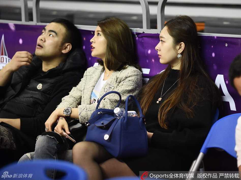 观战间隙，陈露不经意地抬手整理头发，举手投足间流露出优雅与性感，完美诠释了成熟女性的魅力。