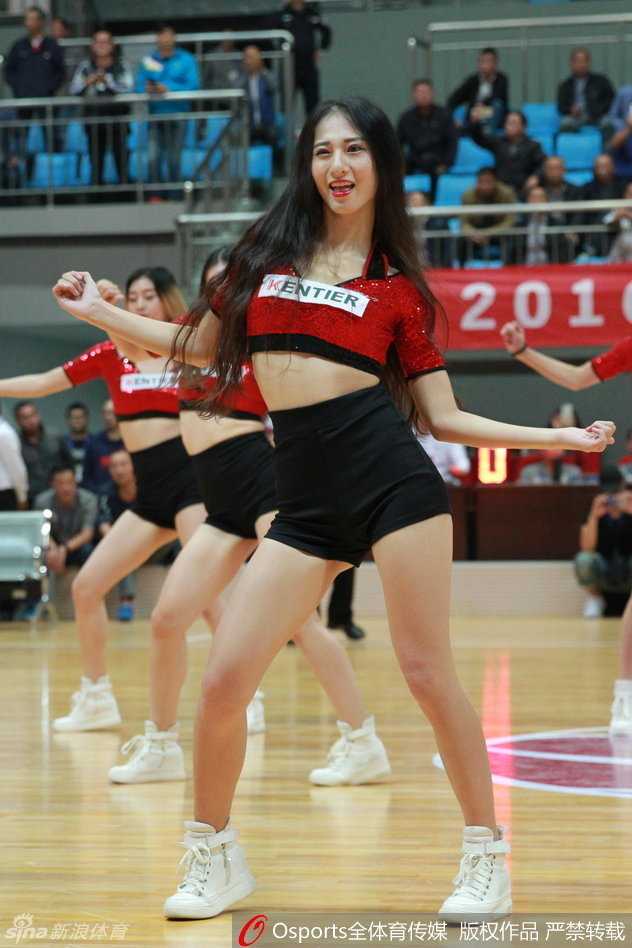 CBA季前赛激情燃爆 篮球宝贝热舞演绎赛场新活力 在节奏感十足的音乐中,啦啦队员们活力出场,高难度托举动作展现完美默契,引爆赛场气氛