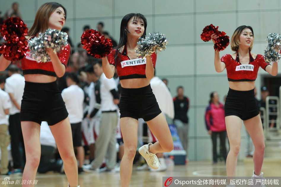 CBA季前赛激情燃爆 篮球宝贝热舞演绎赛场新活力 终场哨响,啦啦队员们在赛后向观众致意,眼神中充满对球队胜利的渴望与对篮球运动的热爱