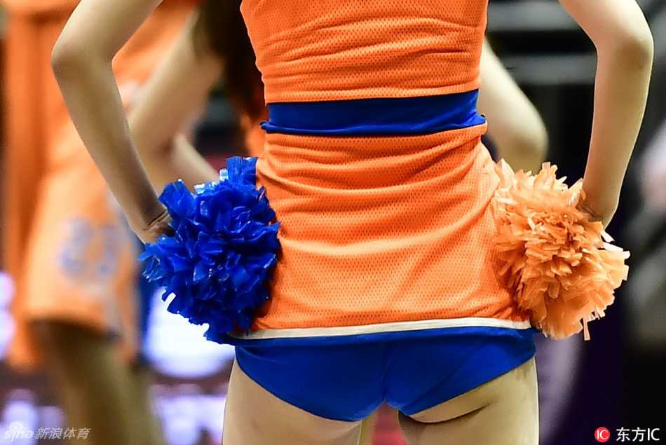 一位宝贝正摆出极具爆发力的姿势，她微微俯身，眼神坚定地看向前方，紧身的上衣和短裤勾勒出完美的身体曲线，将力与美展现得淋漓尽致。