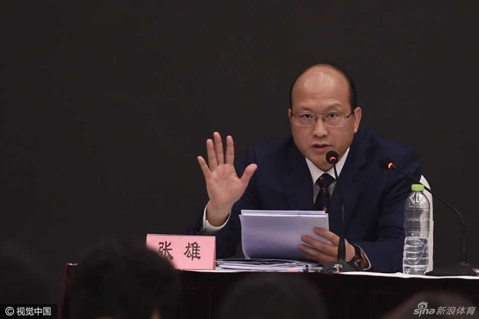 冠军教头李春江在发布会现场与熟人交谈，虽然面带笑意但眉宇间依然透露出铁帅的威严与霸气。