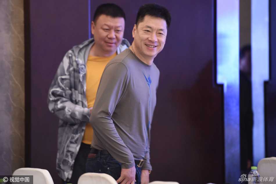 北京篮球功勋教练闵鹿蕾现身发布会，目光如炬，他在新的赛季依然肩负着带领球队重塑辉煌的重任。