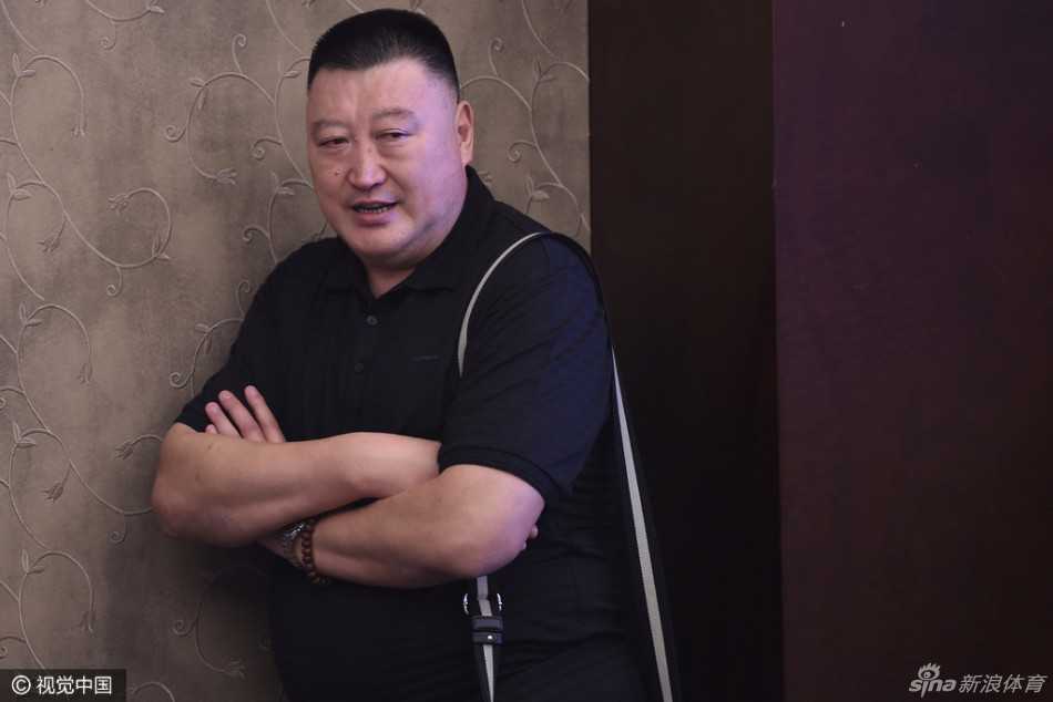 篮协领导信兰成在发布会上发表讲话，他表情凝重，正对中国篮球的长远发展和新赛季的备战工作提出殷切期望。