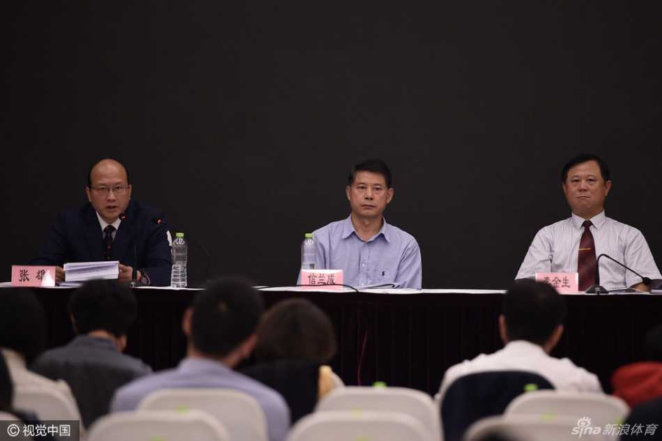 篮协领导张雄在主席台上神情严肃，他正为新赛季的管办分离改革和联赛运营工作把脉定向。