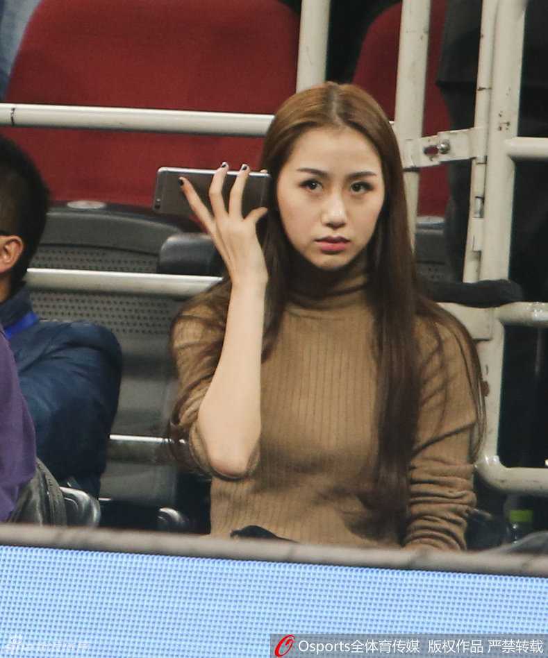 CBA最美太太陈露:从T台模特到赛场边最暖的星光 中场休息时,陈露与友人低声交谈,举手投足间尽显模特出身的优雅气质,她头上的‘北京’字样帽子,宣示着对这座城市和这支球队的绝对支持。