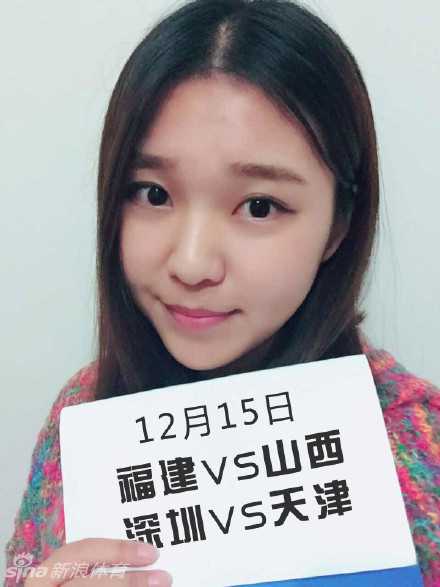 一位甜美的辽宁女球迷，在球员通道附近留下自拍，她眼神清澈，笑容温暖，用这种方式表达对家乡球队和郭少最坚定的支持。