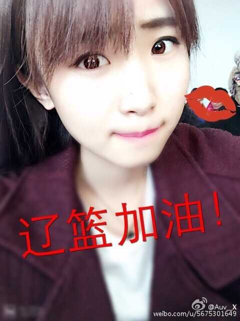 身穿白色上衣的女生，安静地站在赛场背景板前，她的支持内敛而深沉，代表着那些在喧嚣场边默默守护着自己篮球信仰的球迷。