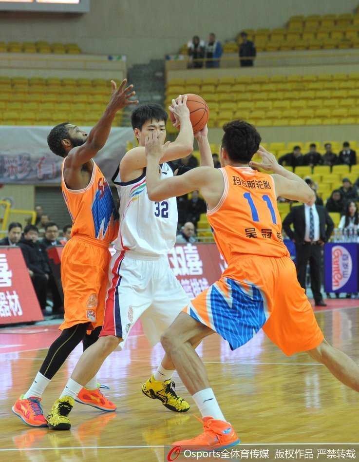 上海队祭出双人包夹战术，两名防守球员如铁钳般死死缠住佛山队持球人，试图用窒息防守扭转战局