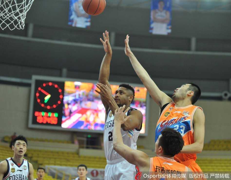 贝尼蒙如猎豹般敏捷，在重重防线中腾空而起，冷静上篮撕裂上海队防守网